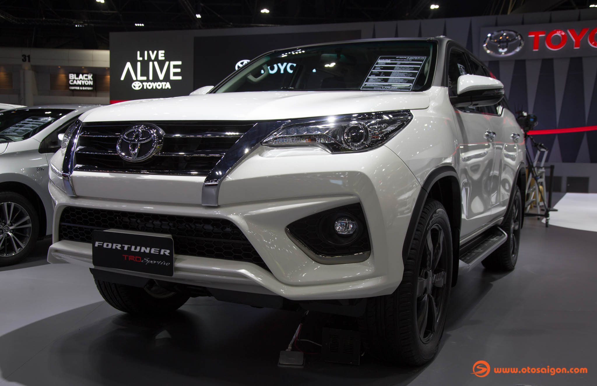 Toyota lại mang chiếc SUVăn khách Fortuner phiên bản 2.8 TRD Sportivo 4WD đến trưng bày tại triển lãm. ​