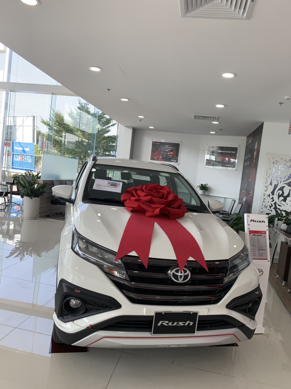 TOYOTA RUSH BÁN NGUYEN GIÁ KHÔNG ÉP KHÁCH MUA THÊM PHỤ KIỆN